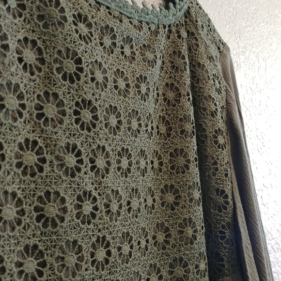 NWT Olive V-neck 3/4 TOP - Picture 3 of 7